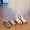 Pantuflas de cuña hueca Baotou para mujer para uso exterior 2025 verano nuevo estilo francés elegantes sandalias planas