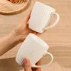 Taza de cerámica para uso doméstico, taza de café de alta estética, taza de agua de gran capacidad, taza clásica simple con rayas en relieve para la oficina