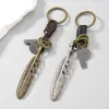 Llavero Retro de Plumas Estilo Takahashi, Colgante Vintage de Metal y Cordón de Cuero, Accesorio Versátil Estilo Europeo y Americano para Coches y Bolsas