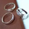 Anillo de apertura tallado con caracteres chinos de aleación de plata galvanizada y tallada en Runjianghu.