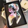 Lenço Colorido Estampado em Seda Sintética com Aglomerado Floral, Xale de Luxo, Lenço para Pescoço com Proteção Solar, Lenço Quadrado Pequeno, Lenço de Cabeça, Lenço para Mulheres