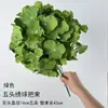Arranjo floral artificial verde para casamento, com flores artificiais verde-claro, hortênsias, rosas e andorinhas em voo. Ideal para decoração de salão de casamento.
