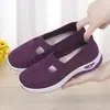 Zapatos de mujer primavera y verano transpirables cómodos zapatos al por mayor transfronterizos zapatos para madres de mediana edad y ancianos suela suave casual malla para niños