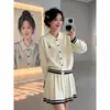 Conjunto de duas peças super popular para outono e inverno, design estilo faculdade coreano: cardigã de malha de manga comprida e saia curta plissada