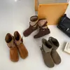 Botas de Moda Camurça Cacau Novo Estilo Botas de Cano Curto Femininas Fivela de Couro Marrom Bico Redondo Estilo Europeu Americano 2026 Outono Botas de Trabalho Marrom