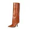 Botas femininas de cano alto e longas, estilo europeu e americano, com bico fino, salto fino, estampa de crocodilo e pedra, cano largo, corte reto, botas afuniladas