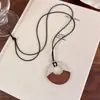 Collar Largo Colgante de Madera Retro Estilo Maillard Cadena de Cordón de Cuero Geométrico Cadena para Suéter Estilo Nicho Artístico Combinación de Atuendo Otoño e Invierno