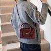 Bolsa quadrada pequena versátil com design de nicho para mulheres, nova bolsa transversal de ombro único com textura de alta qualidade e estilo retrô 2025