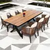 Juegos de mesa y sillas de exterior para villas, patios, jardines y terrazas, con un estilo casual, que incluyen sillas de mimbre y mesas de madera plástica, así como combinaciones de mesas y sillas tejidas para exteriores.