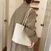 La popular bolsa de mimbre de este año para mujer, nuevo modelo 2026, bolso de hombro de gran capacidad, diseño retro de nicho para el trabajo, superficie suave