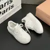 Sapatos brancos de sola grossa para mulheres, novo estilo para pessoas baixinhas, sapatos casuais versáteis e respiráveis para o outono, tênis antiderrapantes para aumentar a altura de estudantes