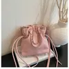 2026 Color Sólido Elegante Primavera Nuevo Cadena Texturizada Moda Viaje Casual Cruzado Cubo Bolso para Mujeres