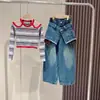 Conjunto de Outono para Meninas Novo Estilo 2026 para Crianças Maiores, Top Listrado de Manga Longa Ombro a Ombro e Jeans Estiloso Conjunto de Duas Peças Tendência
