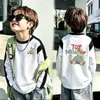 Camiseta infantil de algodão puro com gola redonda e mangas compridas, novo estilo primavera/outono, corte solto, design color block, adequada para usar em camadas, top para meninos