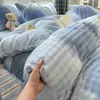 Juego de cuatro piezas de terciopelo de leche Clase A, adecuado para bebés y madres, se puede usar para dormir directamente, con vellón adicional y funda de edredón engrosada, cálido para otoño e invierno, juego de tres piezas