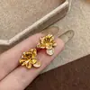 Brincos de flor de olho de gato de metal estilo francês, brincos femininos leves, luxuosos, vintage, requintados, outono e inverno, design de nicho, brincos de sentido