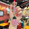 Llavero de aleación serie fruta piña tachonado con diamantes de arcilla, colgante de decoración de bolso de viajero moderno y versátil