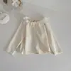 Conjunto de top de manga larga con sobrecapa de encaje de doble capa para bebé estilo INS y falda con tirantes para niña
