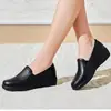 Sapatos de Couro Macio Confortáveis para Mães de Meia-Idade Sola Macia Antiderrapante Salto Anabela Casual Sola Grossa Viagem Slip-On Sapatos Femininos Primavera & Outono