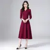Vestido largo de color liso con manga larga para mujer, temperamento elegante para madre, primavera y otoño, transfronterizo, ancho, ceñidor de cintura, por encima de la rodilla, línea A