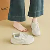 Zapatillas blancas casuales de suela gruesa para mujer, colección otoño 2026, parte superior de piel, versátiles, que aumentan la altura, deportivas y visualmente estilizan, zapatos de plataforma