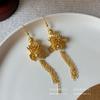 Método antiguo paso seda dorada borla de loto crudo aretes para mujer 2024 nuevos aretes ligeros de lujo elegantes exquisitos que combinan con todo