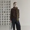 Nova coleção de outono: Estilo francês, minimalista, design de ombro assimétrico, top de malha versátil com um toque de elegância old-money + cachecol