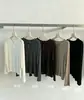 Camiseta base de lyocell-acetato-lana con cuello henley, tres botones, manga larga suave y acogedora, corte holgado, color liso, capa interior 6512