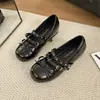 Sapatos Mary Jane estilo francês para mulheres, nova coleção outono 2026, apresentando um design de bico suave e raso, detalhe de laço elegante e sapatilhas prateadas.