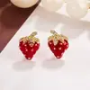 Pendientes Mini de Fresa Roja de Año Nuevo 2024 Nuevo Estilo Fruta Delicados Pequeños Versátiles Simples Modernos Diarios Festivos