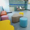 Sala de Conferencias del Centro de Capacitación de Jardín de Infantes Área de Descanso Vestíbulo Sofá Suave con Forma Modular Taburete Mesa de Café Simple Comercial