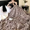 Nueva manta de doble capa con estampado de leopardo y cebra de tafetán jacquard catiónico y borrego