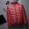 Productos genuinos Garantizado Liquidación Fuera de Temporada Otoño e Invierno Nuevo Ligero Relleno de Algodón y Plumas Chaqueta para Hombre Cuello Vertical Corta con Capucha Tallas Grandes Portátil