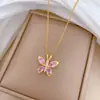 [Aço Titânio] Borboleta Rosa Zircônia Estilo Luxo Leve Elegante Colar Totalmente Cravejado para Mulheres Corrente Versátil para Clavícula Corrente de Aço Titânio