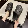 Zuecos de exterior para mujer, nuevo estilo de verano 2026, pantuflas silenciosas para el hogar con una sensación de caminar sobre las nubes, sandalias antideslizantes de doble uso para mujer.