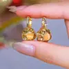 2025 Nuevos Pendientes de Bola de Diamante Color Café de Lujo Ligero de Alto Nivel, Estilo Caliente de Celebridad de Internet de Moda para Año Nuevo, Versátiles
