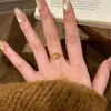 Anel de flor rosa banhado a ouro com diamantes brilhantes para mulheres, design de nicho ins, versátil, de alta qualidade, vintage, anel de dedo indicador de luxo leve