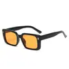 Novos Óculos de Sol Quadrados com Tachas para Homens e Mulheres, Óculos Quadrados da Moda Tendência, Óculos de Sol Estilo Urbano com Proteção UV em Estoque