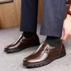 Atacado primeira camada couro bovino tamanho grande sapatos de couro masculinos couro negócios masculinos casuais sola macia couro macio sapatos de pai de meia-idade