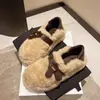Zapatos peludos de suela gruesa para aumentar la altura, para uso exterior en invierno, nuevo estilo popular 2025, con felpa, de punta cerrada, modernos, versátiles, tipo slip-on, de algodón