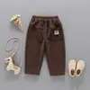 Calça de Veludo Cotelê Infantil para Primavera e Outono com Um Bolso, Novo Estilo Primavera e Outono 2026, Calça Longa Casual da Moda Influencer Bebê, Fresca e Tendência