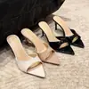Pantuflas de verano de punta para mujer, adecuadas para usar al aire libre, elegantes y versátiles para ir al trabajo, estilo sexy y femenino, sandalias de tacón alto de charol con tacón de aguja