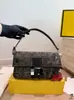 Bolso tipo baguette clásico vintage marca F de cuero genuino para el trabajo, resistente al desgaste, bolso de hombro y cruzado de moda retro