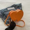 Bolso Pequeño de Moda en Forma de Corazón 2026 Primavera Nuevo Elegante Bolso Cruzado con Relieve Diseño de Nicho Ins Bolso de Hombro
