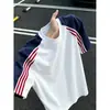 Camiseta deportiva de verano para hombre estilo americano, transpirable, de manga corta, con tres rayas, bloques de color y diseño patchwork, de corte juvenil y cuadrado.