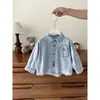 Camisa de ropa para niños, camisa vaquera de primavera y otoño para niños, nueva camisa exterior a rayas, chaqueta vaquera desgastada para niños