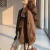 El popular y elegante top con solapa entallado de imitación de piel de este año es una chaqueta casual de ante para otoño con botones y cremallera para mujer.