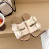 Novas pantufas de algodão com design que aumenta a altura, com uma única tira e fivela, solado grosso, pantufas peludas de outono e inverno para mulheres, estilo plataforma, estilo moderno 2026