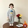 Novo conjunto de outono e inverno para crianças: um conjunto fofo e folgado de moletom com forro de fleece e calça, um conjunto estiloso de duas peças para bebês, perfeito para as estações de outono e inverno
