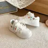 Zapatillas de Suela Blanda para Niñas 2026 Primavera/Verano Nuevos Zapatos Versátiles de Moda Blancos con Decoración Floral Zapatillas de Caña Baja